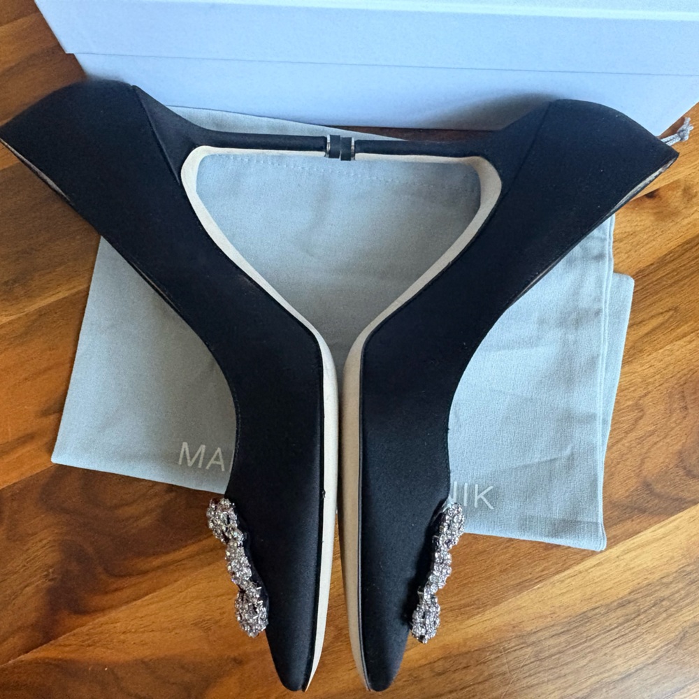 Manolo Blahnik, Black Satin Hangisi Pumps 90, NEW - Picture 8 of 14
